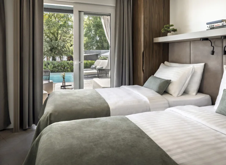 Druga sypialnia w Amber Luxury z basenem ma 2 pojedyncze łóżka