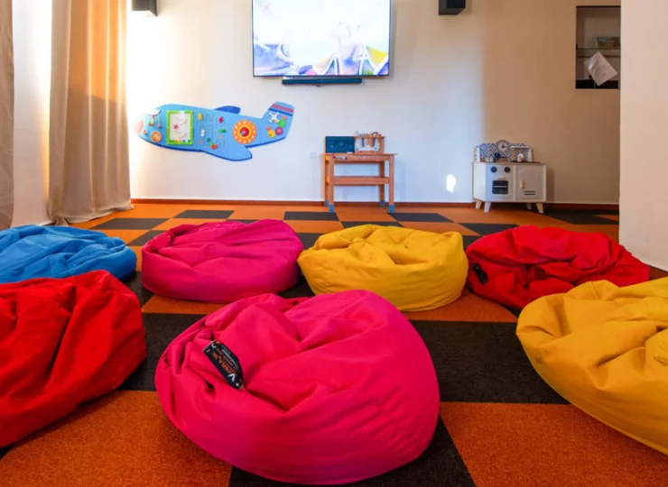 Dzieci znajdą tutaj sale zabaw, w tym jedną z minikinem