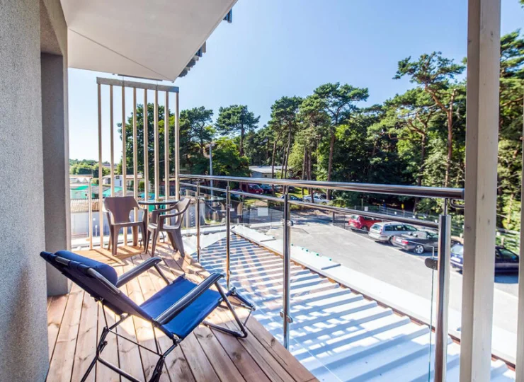 Na balkonie można wypocząć na wygodnych leżakach