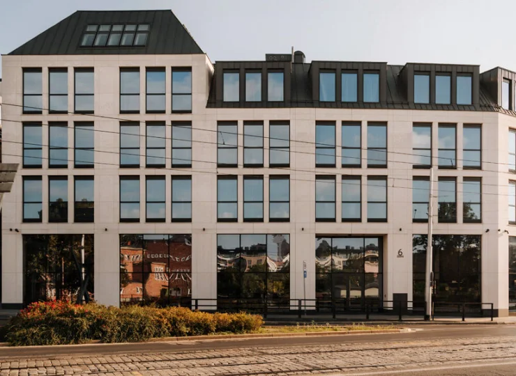 Hotel mieści się blisko Rynku, tuż obok przystanku komunikacji miejskiej Rynek