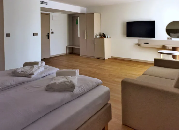 Dodatkowo w pokojach studio znajduje się minibarek