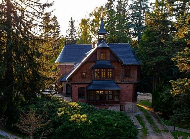 Obiekt jest otoczony parkiem i lasem