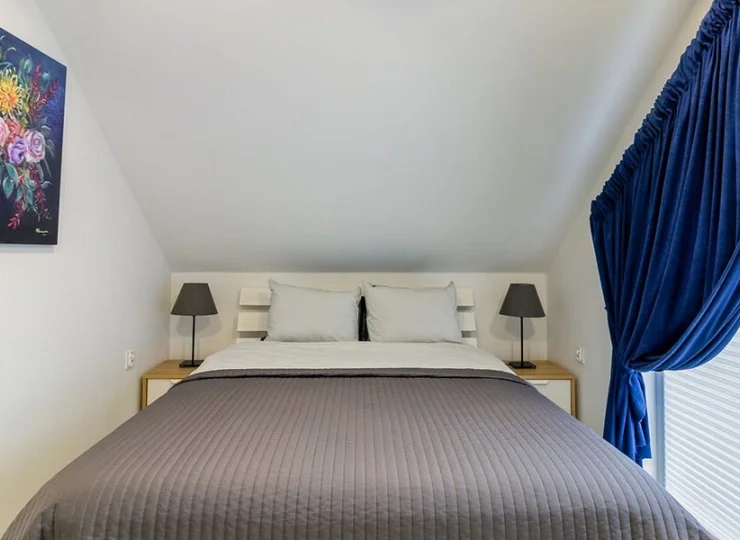 Na piętrze Domku Idealnego są 2 sypialnie: jedna z podwójnym łóżkiem...