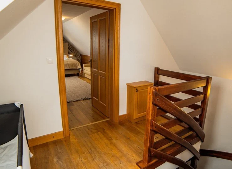 Na piętrze apartamentu rodzinnego są 2 osobne sypialnie
