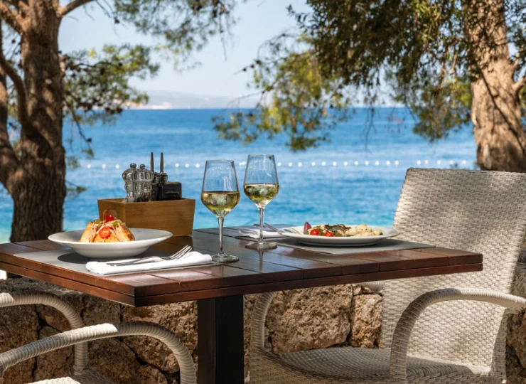 Obok hotelu znajduje się Punta Rata Restaurant z widokiem na morze