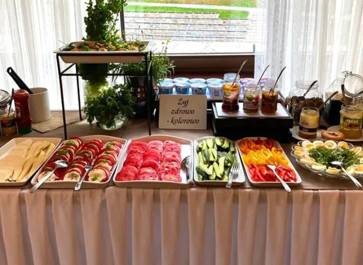 Każdy poranek rozpoczyna się od śniadania (przeważnie w formie bufetu)
