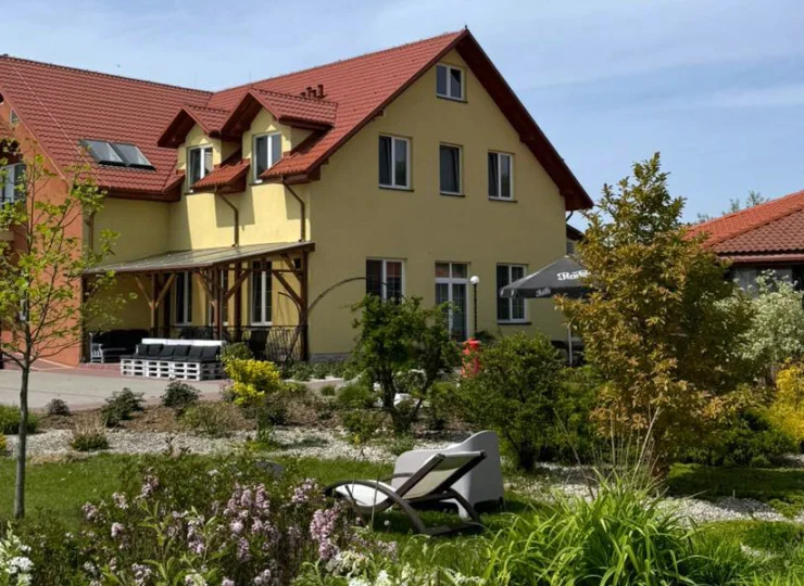 Obiekt jest otoczony zadbanym ogrodem