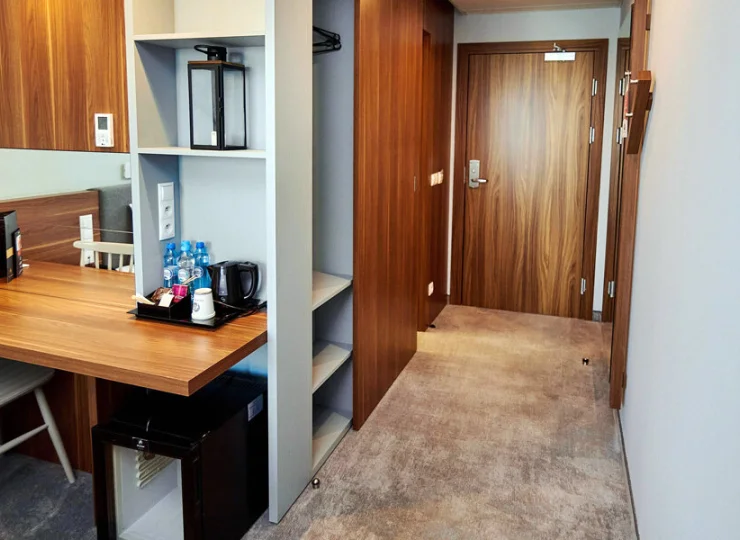 Zestaw do parzenia kawy i herbaty oraz mała lodówka ułatwiają pobyt