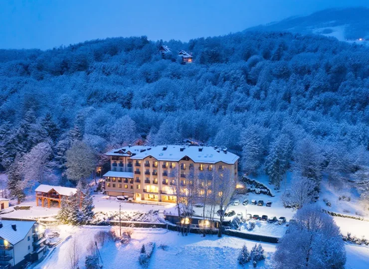 Hotel Elbrus SPA & Wellness jest zlokalizowany w atrakcyjnym zimą Szczyrku
