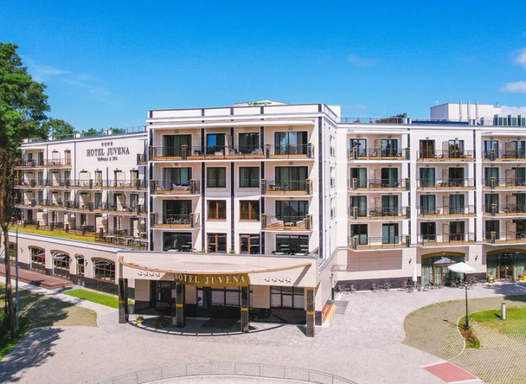 Hotel jest oddzielony od plaży tylko pasem nadmorskiego lasu