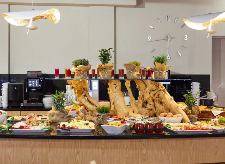 Posiłki z oferty są podawane w formie bufetu