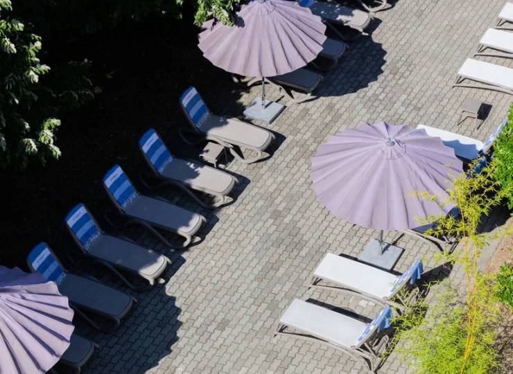 Na zewnątrz są nie tylko stoliki, ale też leżaki