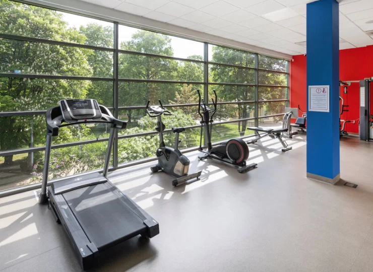Na szóstym piętrze przygotowano salę fitness z widokiem na park i deptak