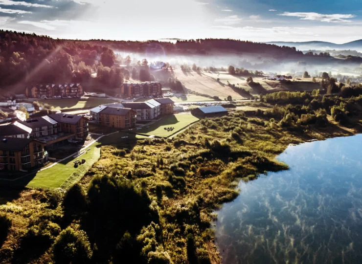 Lake Hill Apartments są położone nad zalewem Sosnówka z widokiem na góry