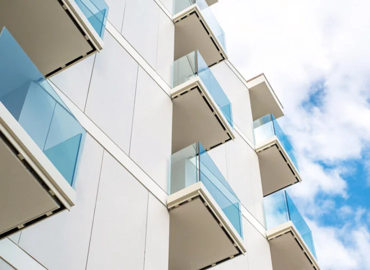 Każdy pokój dysponuje własnym balkonem