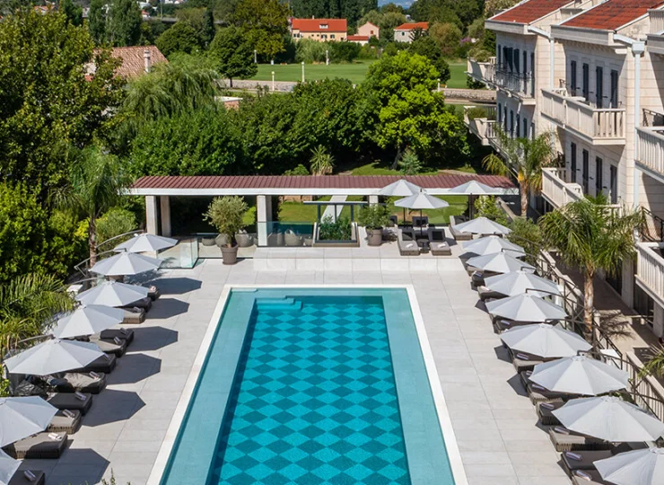 Hotel posiada kompleks zewnętrznych basenów