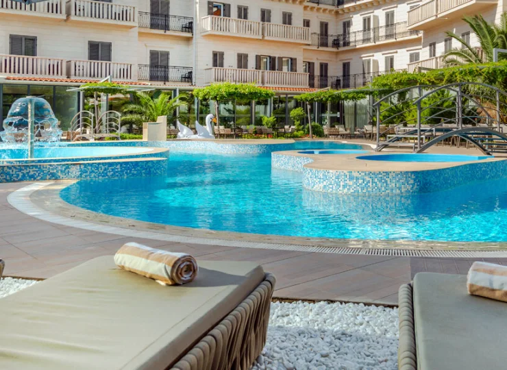 W tym basen pływacki oraz rodzinny