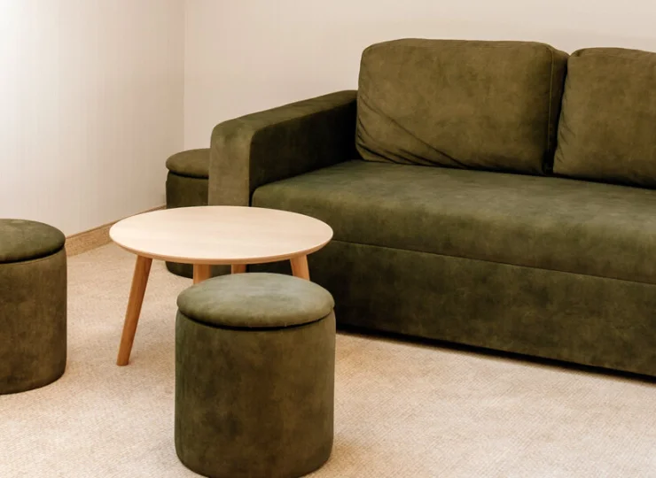 W każdym apartamencie mieści się rozkładana sofa