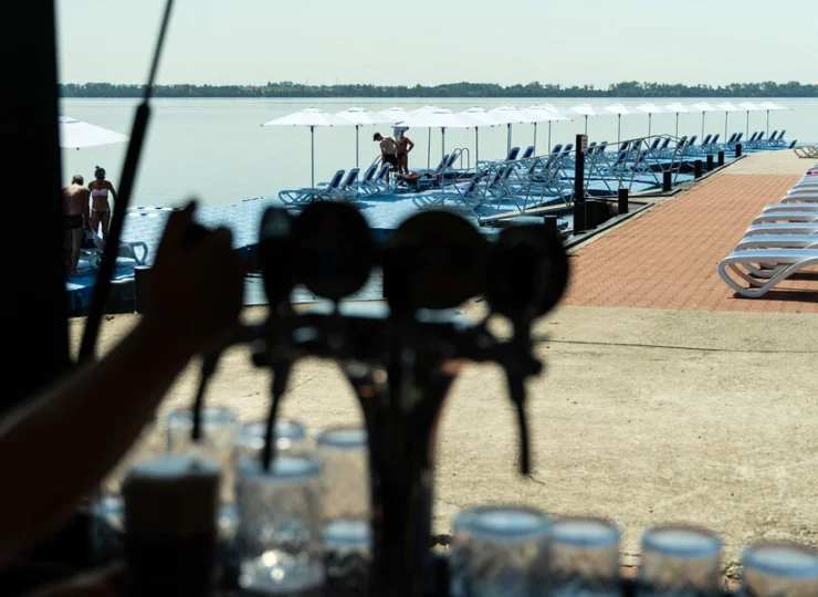 Latem przy plaży funkcjonuje drink bar