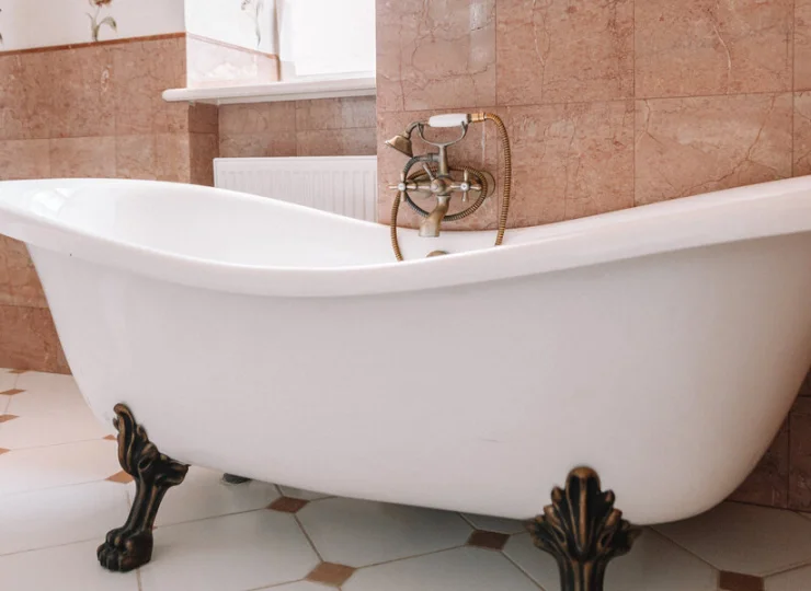 Wanna w łazience apartamentu senior