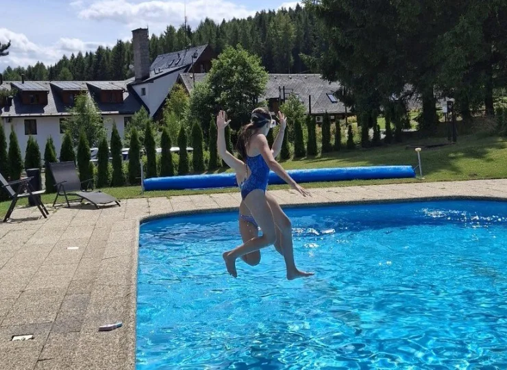 Basen jest rozrywką dla całej rodziny