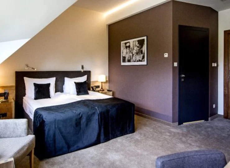 Pokoje w Powozowni są klimatyzowane, wyposażone w minibar, czajnik, TV, wifi