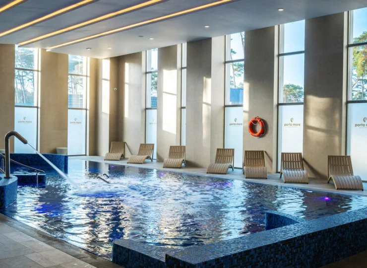 Przeszklone ściany wpuszczają tu w ciągu dnia dużo naturalnego światła