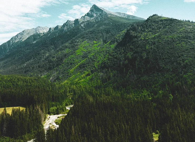 Nad Podbańską góruje majestatyczny Krywań (2495 m n.p.m.)