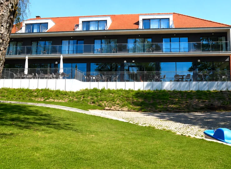 To nowoczesny hotel, położony nad jeziorem Święcajty