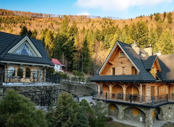 Krupówka jest malowniczo położona na zboczach Klimczoka