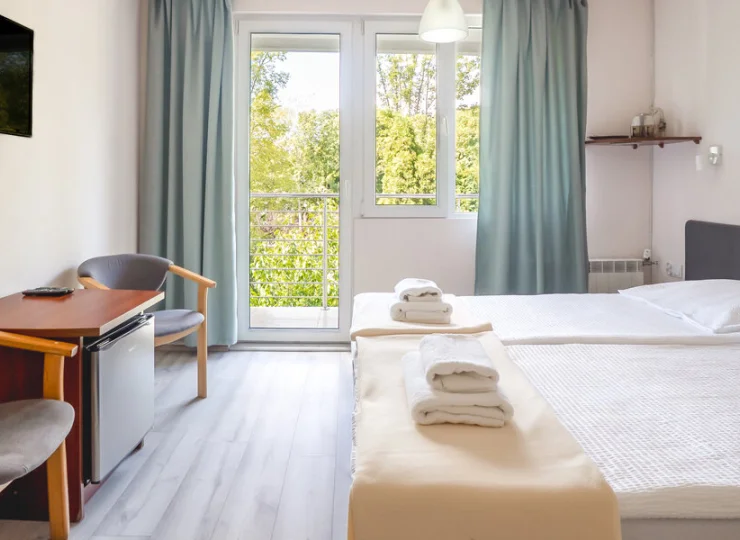 Każdy pokój ma balkon, lodówkę, czajnik, TV, wifi