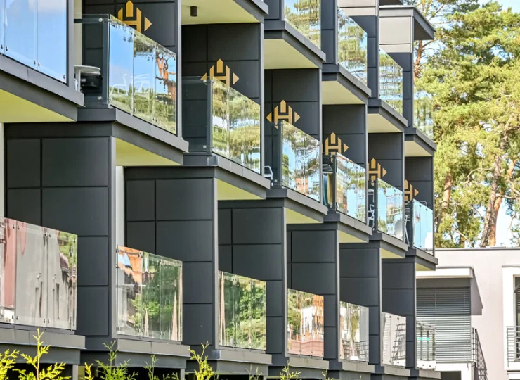 Apartamenty mieszczą się w budynku z balkonami