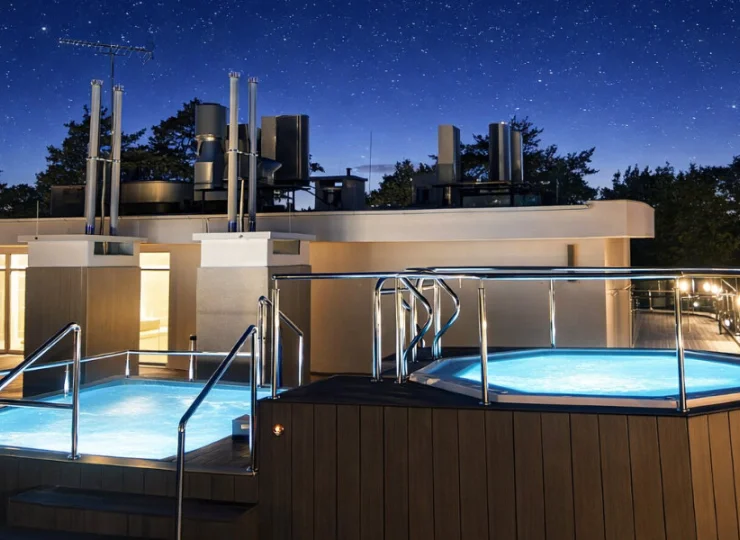 W sezonie na tarasie działa basen, jacuzzi i bar