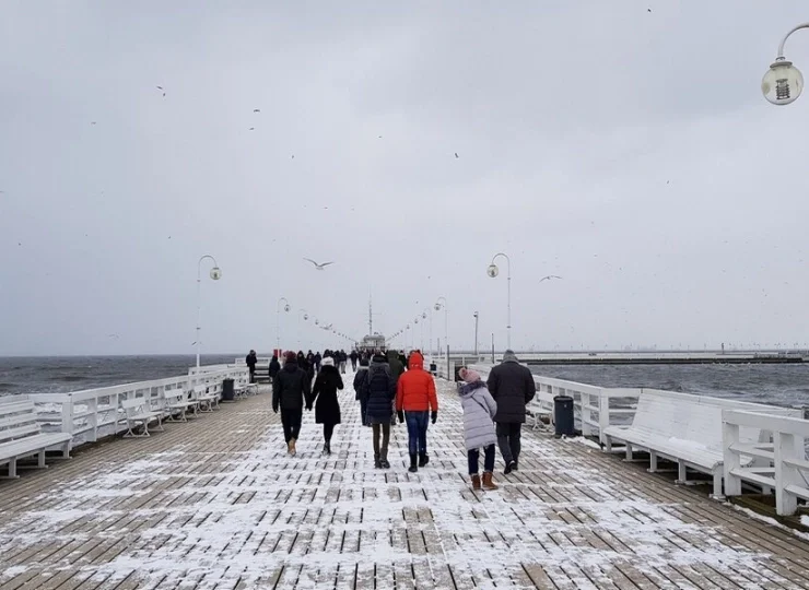Sopockie molo jest doskonałym miejscem do spacerów także zimą