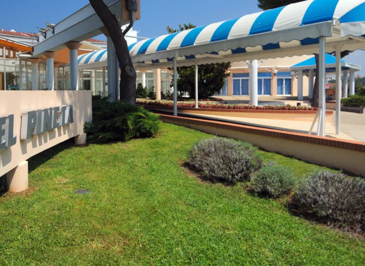 Hotel umiejscowiony jest w zacisznej okolicy nieopodal plaży