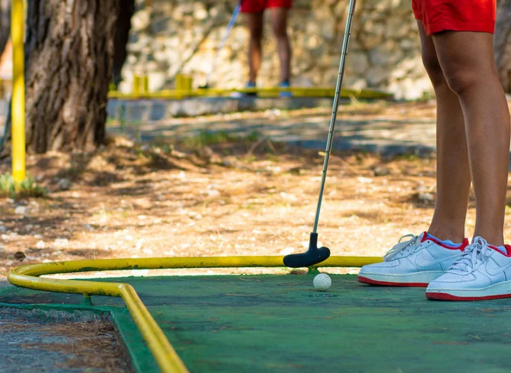 Dla gości przygotowano też pole do minigolfa