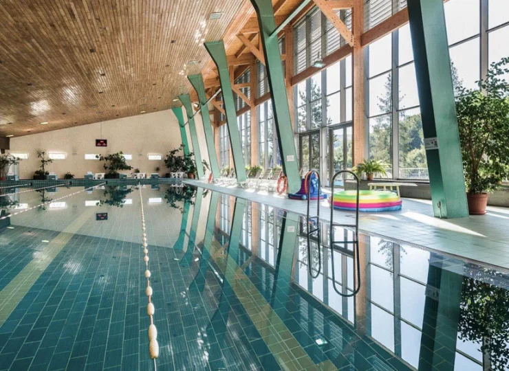 Hotel posiada duży basen, saunę suchą, salę fitness, centrum spa & wellness