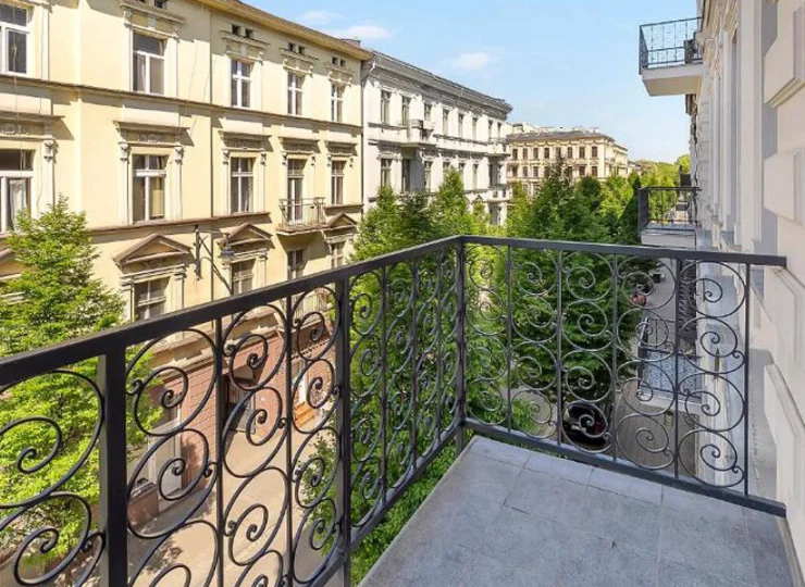 Aparthotel jest położony w północnej części śródmieścia Łodzi