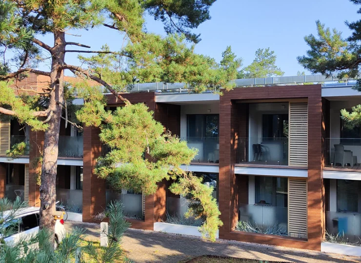 Hotel jest otoczony nadmorskim lasem sosnowym