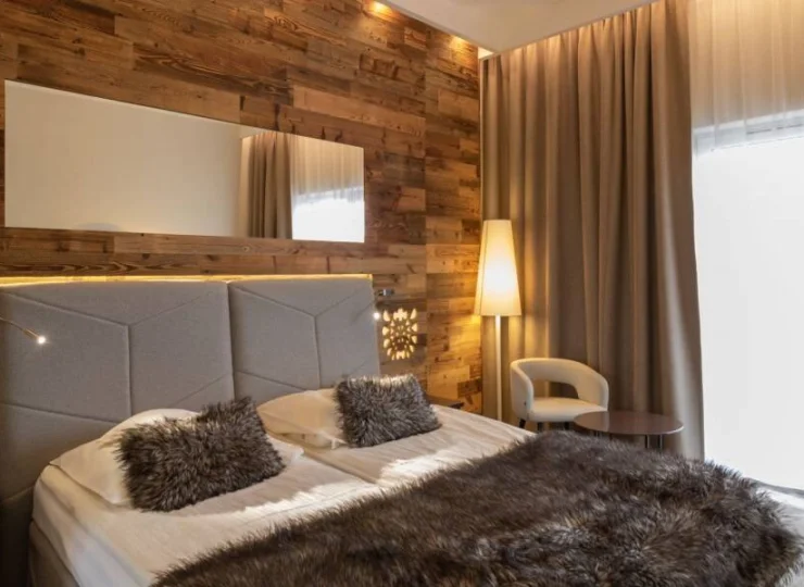 W każdym pokoju jest minibar, TV, wifi, sejf, ręczniki