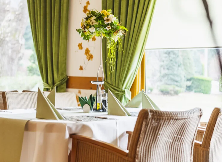 W hotelu mieszczą się dwie sale restauracjne