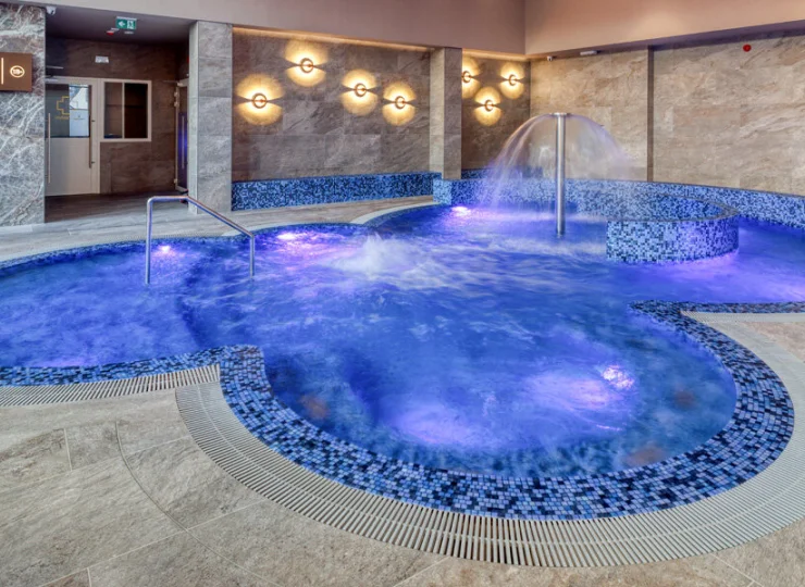 Strefa basenowa sąsiaduje ze strefą saun i tężnią