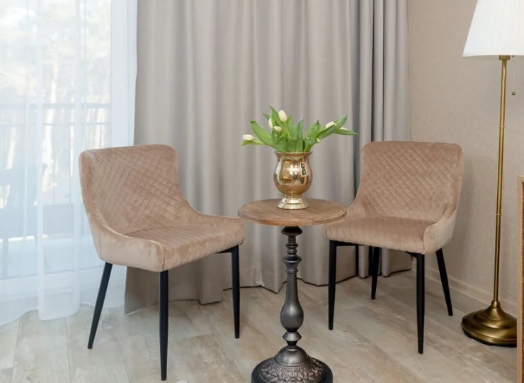 Stoliczek kawowy w pokoju superior