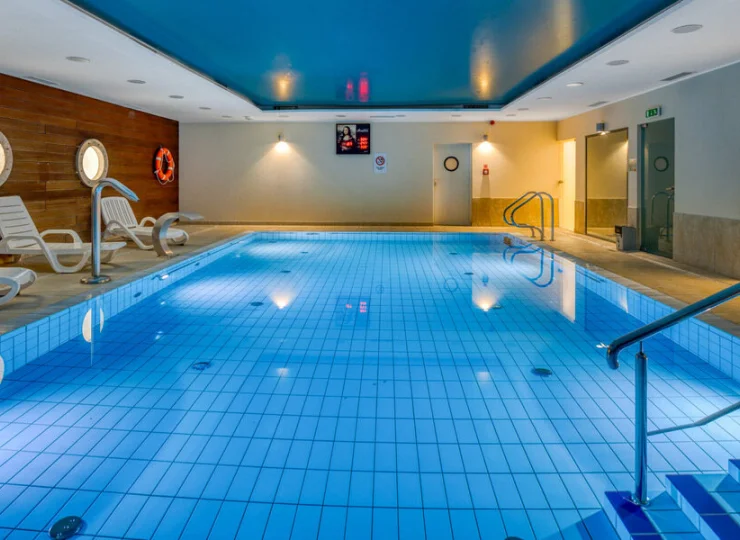 Dzięki basenowi hotel jest znakomitym miejscem na nocleg nad morzem cały rok