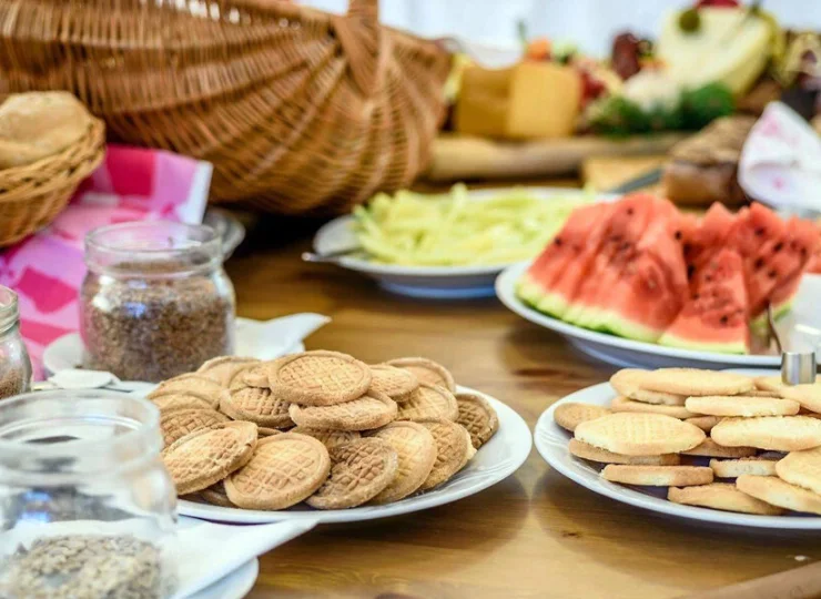 Bufet zawiera także owoce i słodkości