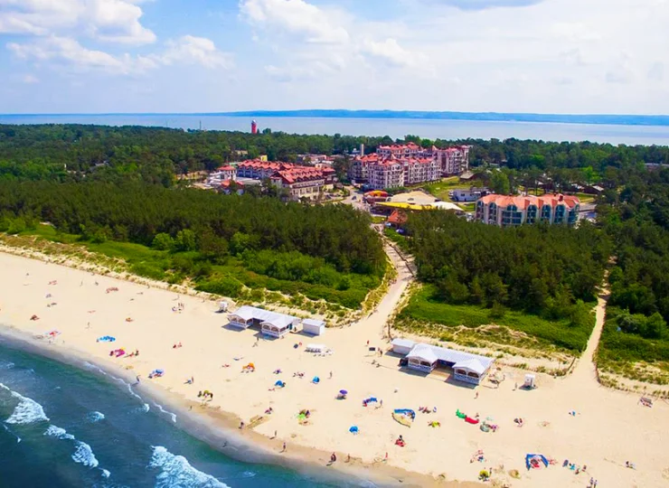Budynek otoczony jest lasem sosnowym, co sprawia, że jest to spokojne miejsce