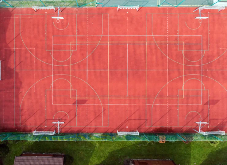 Dużą atrakcją jest wielofunkcyjne boisko sportowe