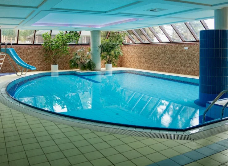 W wewnętrznym basenie można kąpać się cały rok