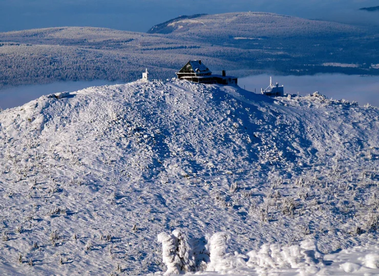 Z Resortu widać grzbiet Karkonoszy ze Śnieżką i Śnieżnymi Kotłami