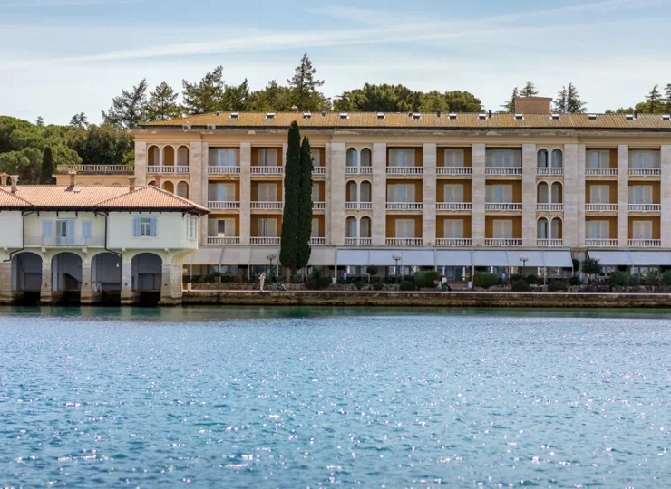 Hotel Neptun jest położony wprost nad brzegiem morza w Parku Narodowym Brijuni